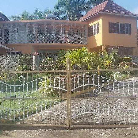Chaudhry Holiday House Монтего Бей Екстериор снимка