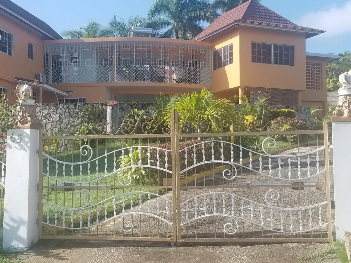 Chaudhry Holiday House Монтего Бей Екстериор снимка