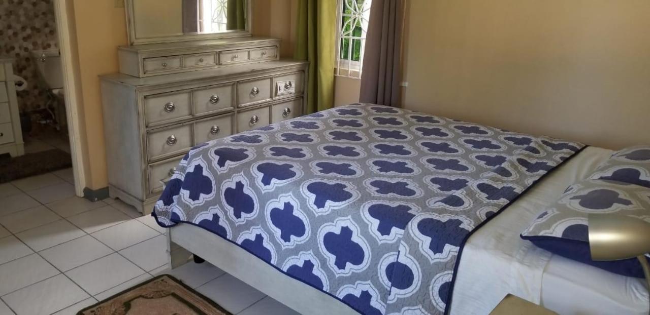 Chaudhry Holiday House Монтего Бей Екстериор снимка