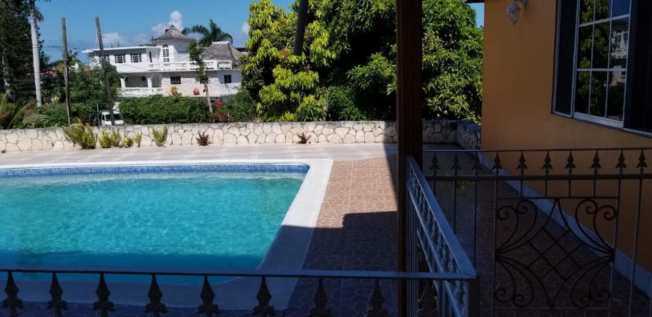 Chaudhry Holiday House Монтего Бей Екстериор снимка