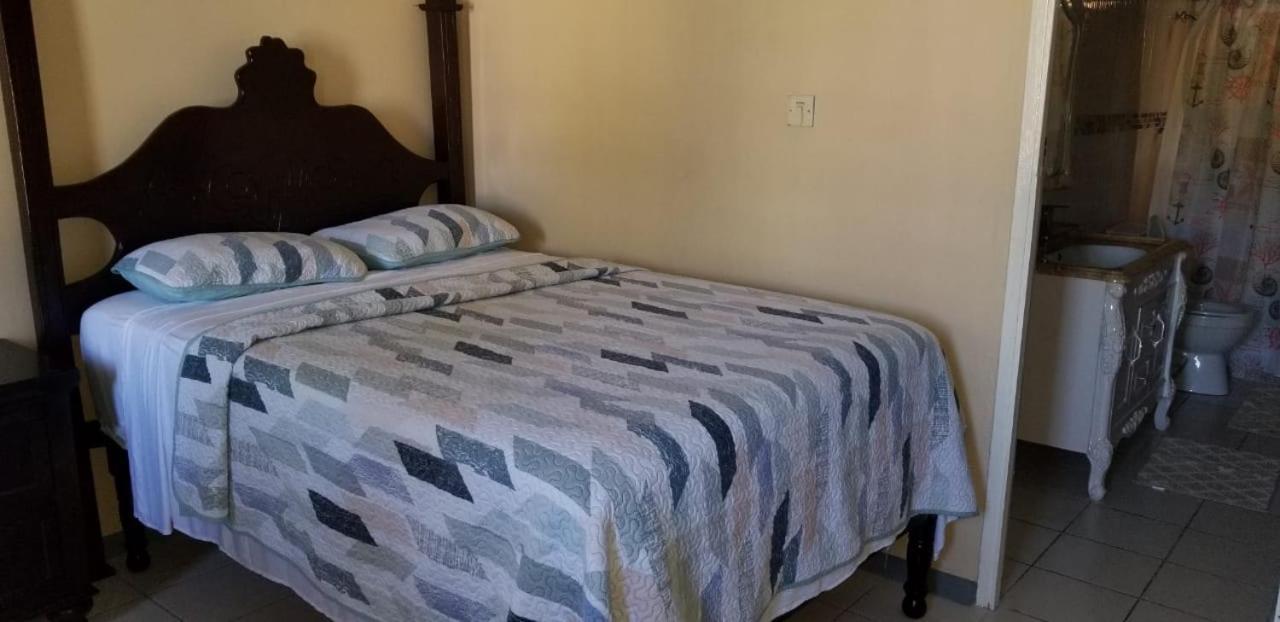 Chaudhry Holiday House Монтего Бей Екстериор снимка