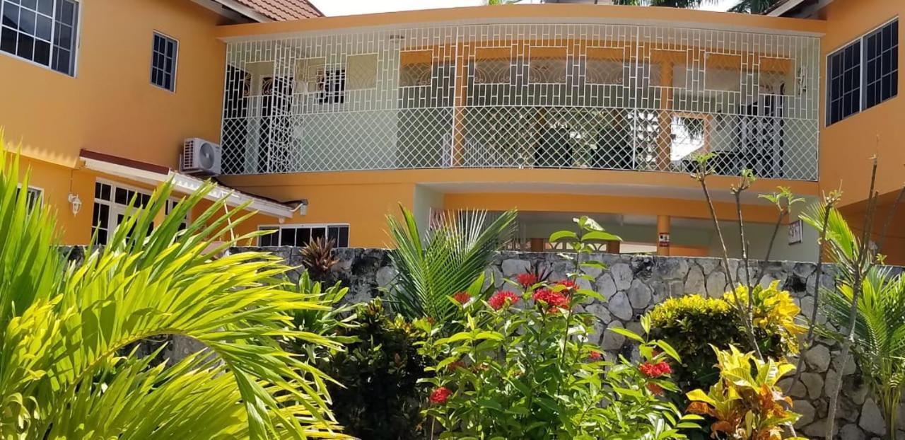 Chaudhry Holiday House Монтего Бей Екстериор снимка