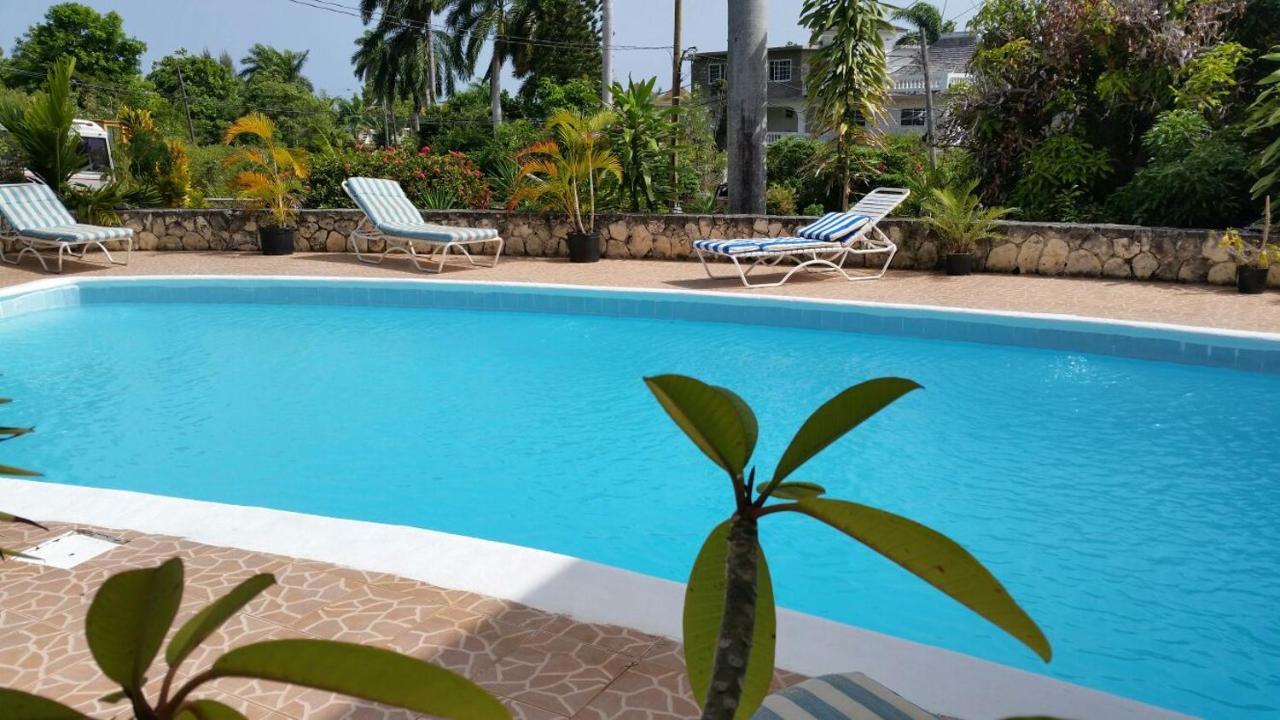 Chaudhry Holiday House Монтего Бей Екстериор снимка