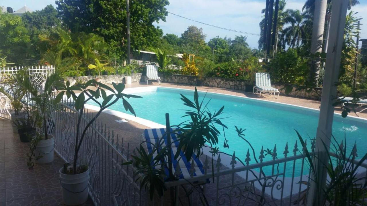 Chaudhry Holiday House Монтего Бей Екстериор снимка