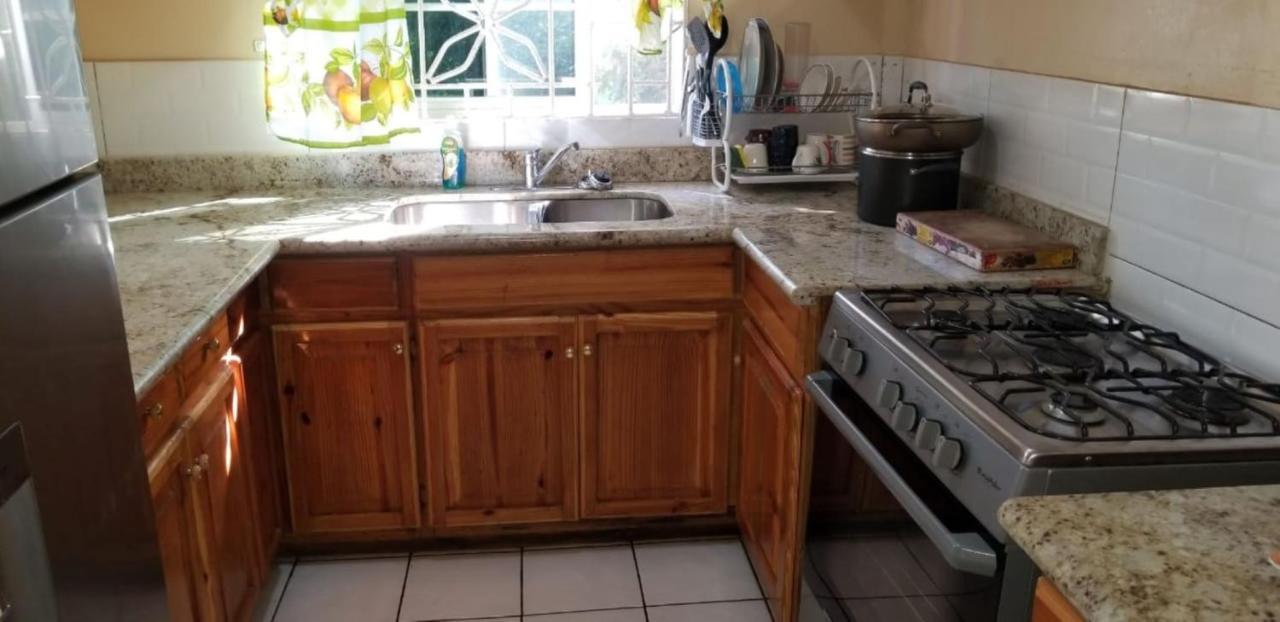 Chaudhry Holiday House Монтего Бей Екстериор снимка