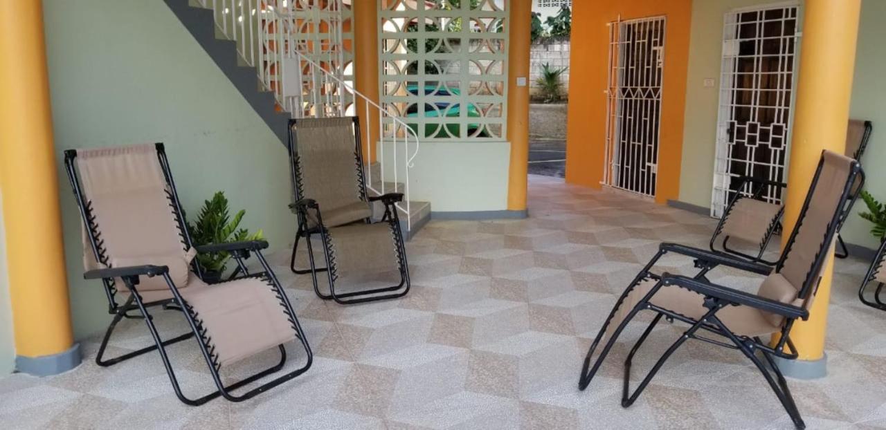 Chaudhry Holiday House Монтего Бей Екстериор снимка