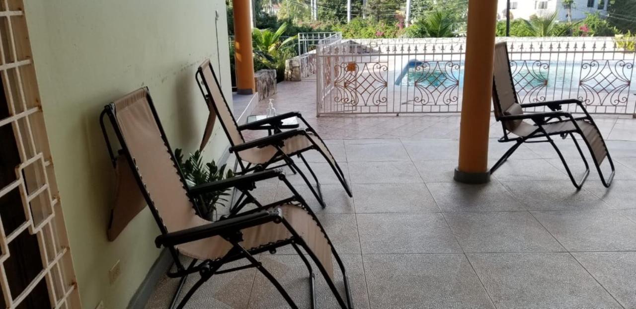 Chaudhry Holiday House Монтего Бей Екстериор снимка