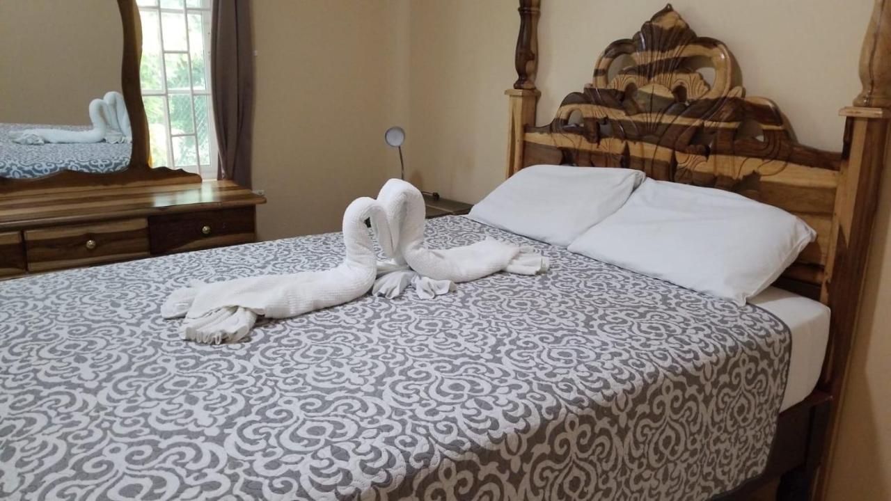 Chaudhry Holiday House Монтего Бей Екстериор снимка