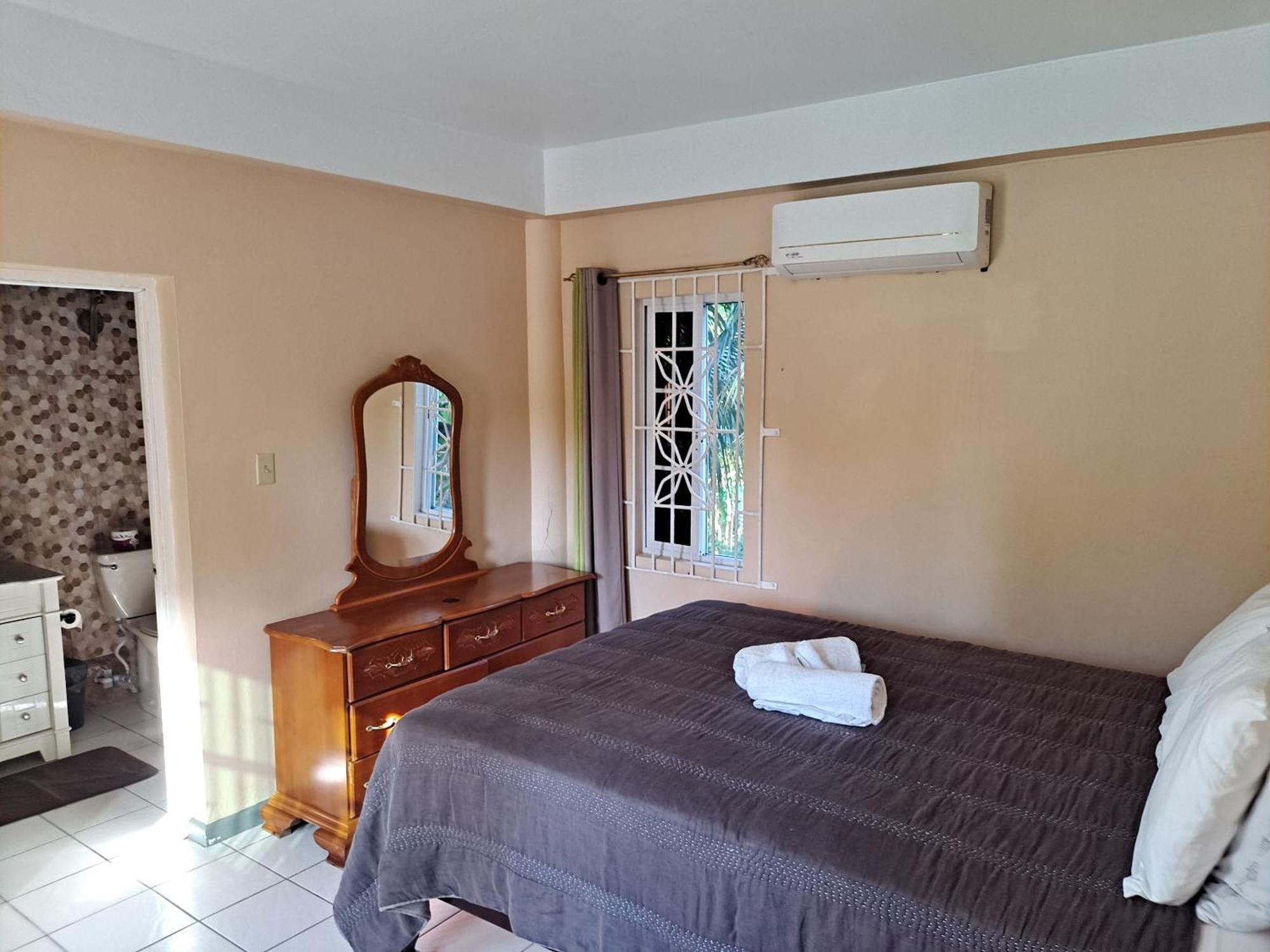 Chaudhry Holiday House Монтего Бей Екстериор снимка