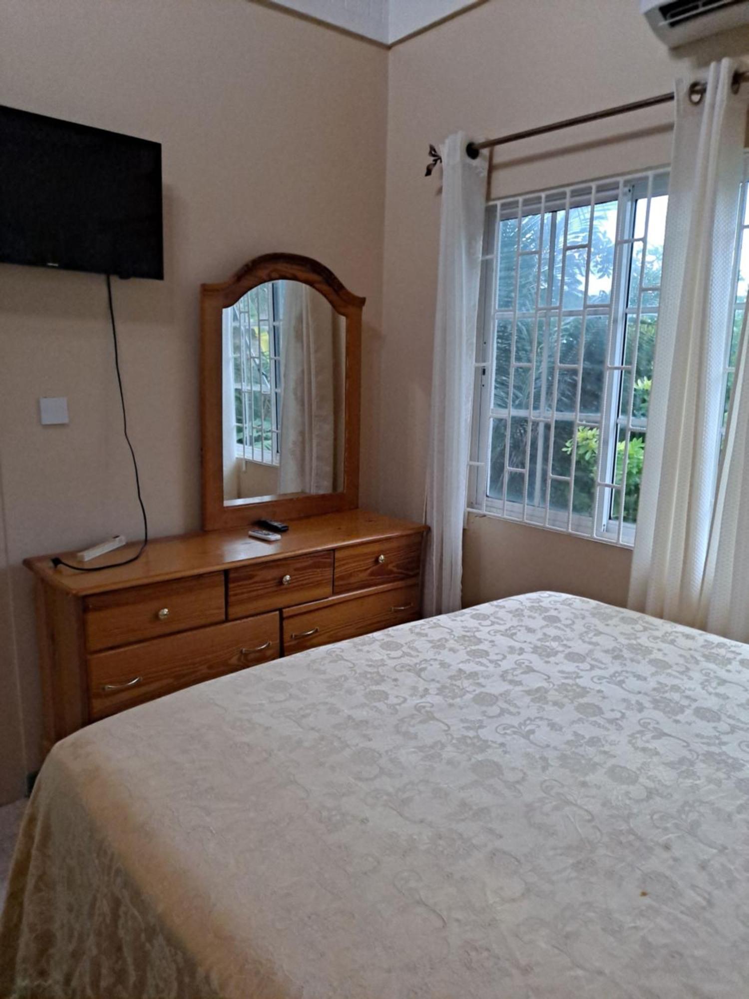 Chaudhry Holiday House Монтего Бей Екстериор снимка