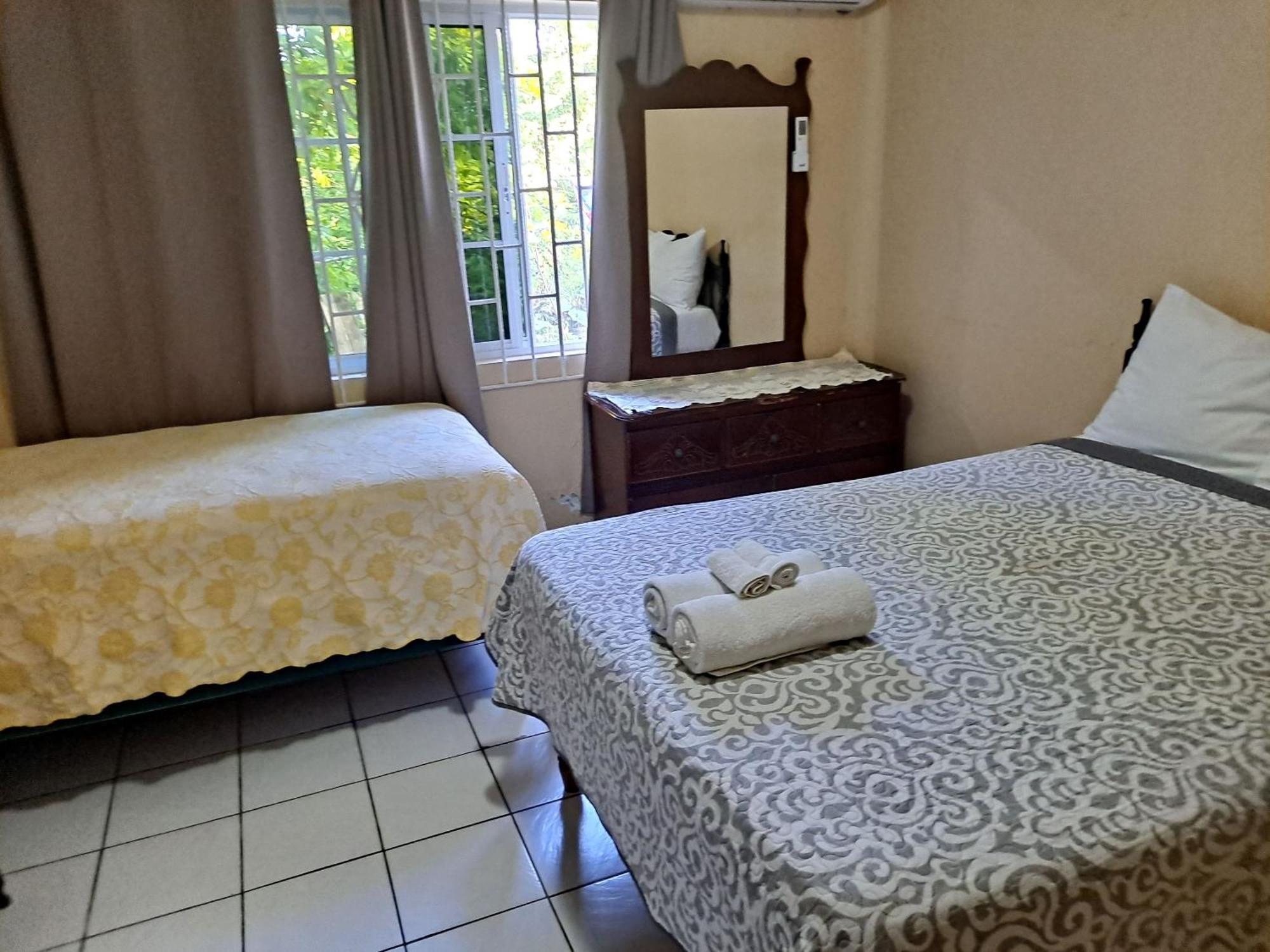 Chaudhry Holiday House Монтего Бей Екстериор снимка
